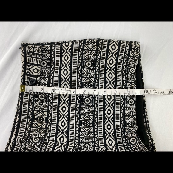 Forever 21 black & white tribal print shorts, L - Picture 7 of 11